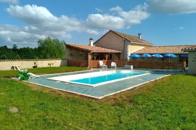Image de Maison de campagne 'Seul Au Monde' avec piscine privée, terrasse et jardin privatifs