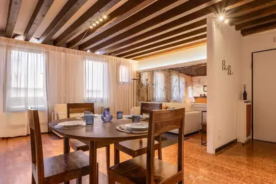 Image de Welcome to Squero Home, a welcoming and refined residence in the heart of Venice, just behind Piazza San Marco and facing on the famous Calle with boutiques and designer labels. Located on the second floor of a building with an elevator, this apartment co