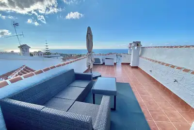 Image de Panoramic sunsets in a beautiful penthouse apartment