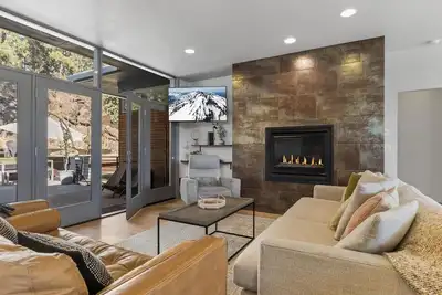Image de New! Modern Bend Retreat | Views | Hot Tub | Fenced Yard
