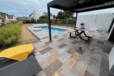 Image de Agréable maison de vacances rénovée au coeur de Kérity avec piscine chauffée