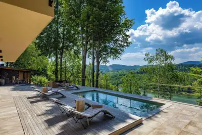 Image de Maison de vacances privée avec bain à remous, piscine privée, Wifi, Tv, patio, animaux admis
