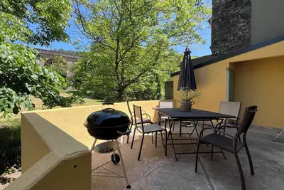 Image de Maison de village avec terrasse et grand champs privé, rivière et plan d'eau
