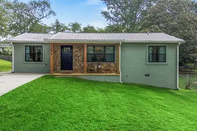 Image de Green Rock Cottage- Near Smith Lake, OmniPlex and Depot Park