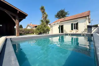 Image de Maison de vacances élégante - Piscine, proche lac, piste cyclable et commerces