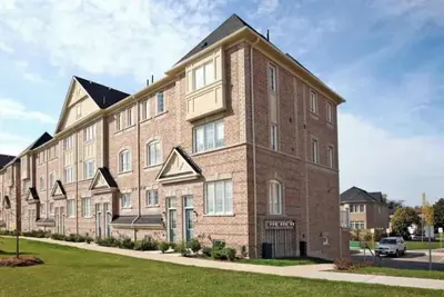 Image de Sleek 3 bedroom contemporary stay - close to 401, Ajax Go Station and Downtown