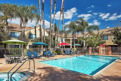 Image de 2 Queen Beds | Outdoor Courtyard, Fire Pit, Heated Swimming Pool & Hot Tub