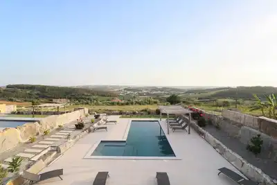 Image de Maison de Vacances 'Peace House Lourinhã - Villa 6' avec Vue Montagne, Piscine Partagée et Wi-Fi