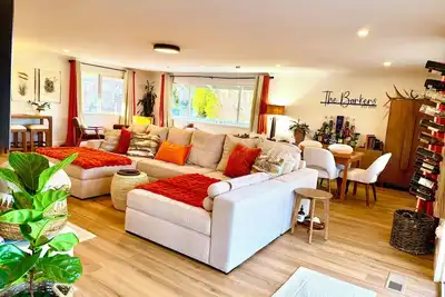 Image de Spacious 4-bedroom home in prestigious Old Sw. Close to it All- Main house