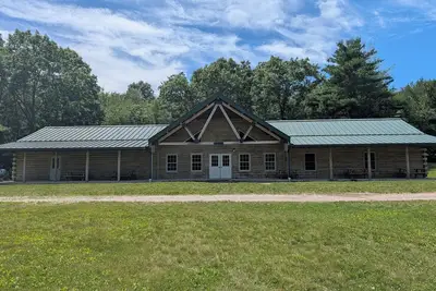 Image de Rustic 6-bedroom cabin on the edge of a 500 acre summer camp