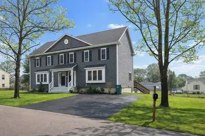Image de 2026 Fifa World Cup House: 15 Min to Gillette Stadium! Parking, patio & privacy