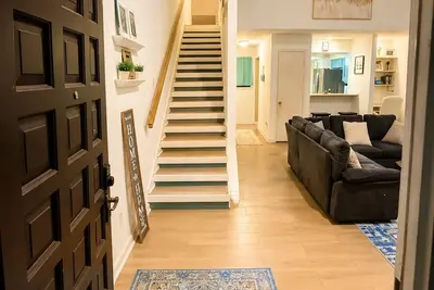 Image de Modern 3 Story Home 9 Min to Dfw w King Suite Pool