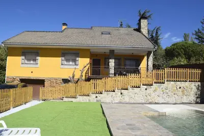 Image de Rural house with heated swimming pool. Routes on foot and on horseback. Pets are allowed.