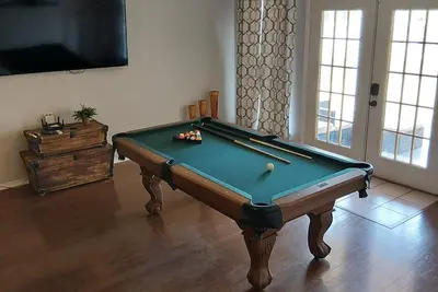 Image de Large 3 bedroom, 2 bath house on 1 acre with pool table, arcade games, fun! ! !