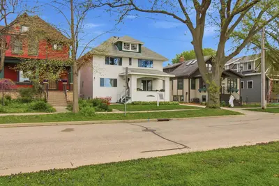 Image de Spacious 4-bedroom house in downtown Madison with incredible water views