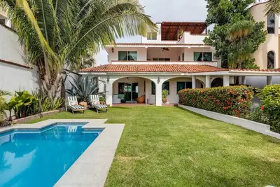 Image de Private Family Beach House w/pool sleeps 8-11 large property with decks