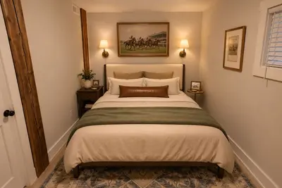 Image de Cozy Carriage House, Blocks from Track & Broadway