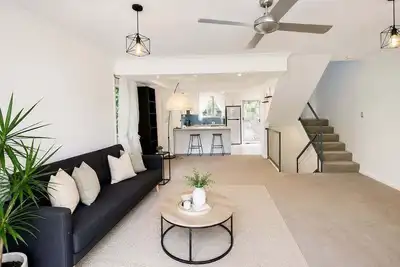 Image de Stylish 3-Level Retreat in St Lucia with Parking