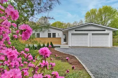 Image de Quiet Wooded Acre in Tiverton Near the Beach, 2 Decks, Big Yard & Great Kitchen