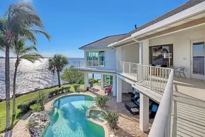 Image de Waterfront 8bd/6ba Sleep 17 Pool Dock 4 miles Ussa
