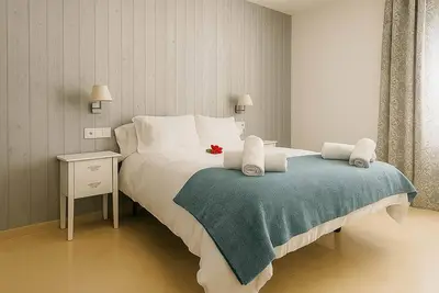 Image de Bungalow moderne sur plage avec climatisation et wifi, idéal pour vacances en famille