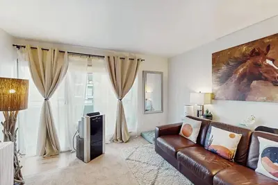 Upscale Seattle condo with skyline views & shared hot tub