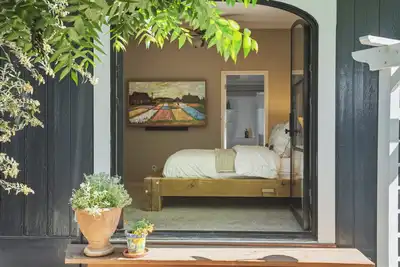 Image de Peaceful 3-bedroom bungalow with private fire pit and water fountains.
