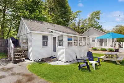 Image de Traditional Centrally Located Cottage. . . walk to downtown and beaches