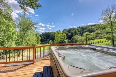 Image de Covea Cabin ~ Cozy Modern Lakefront Hot Tub Cabin Near Luray Attractions