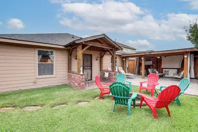 Image de 4 Mi to Lake Houston! Single-Level Home w/ Yard