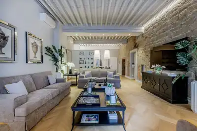 Image de luxury accessible single-floor apartment in Lucca center