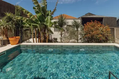 Image de Bridge & Pool Retreat by Vacationy