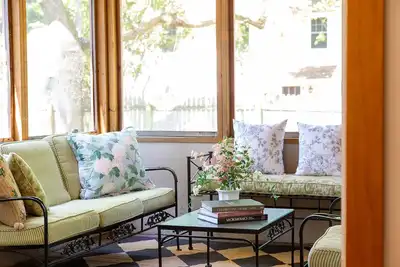 Image de Lakeside retreat minutes walk from Douglas Beach!