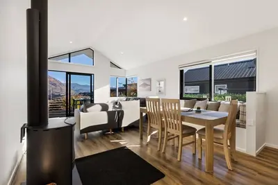 Image de Fire, Light & Mountains - Your Wanaka Home Base