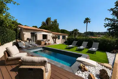 Image de La petite maison-villa avec piscine chauffée et jardin