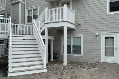 Image de Your perfect coastal escape awaits in this beautiful two-story townhouse. Minimum 2 week rental