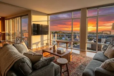 Image de Lakeview Condo + Balcony + Parking + Gym