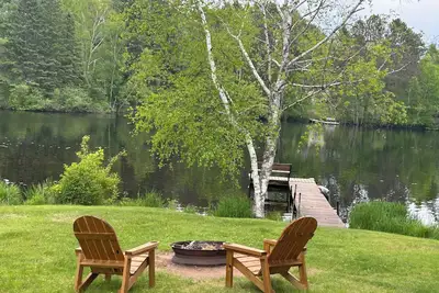 Image de Cozy 2-bedroom, 2 full bathrooms cottage located on Long Lake in Phillips.