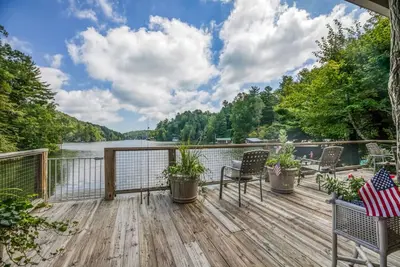 Image de Serene Cabin with a Boat House on Lake Summit
