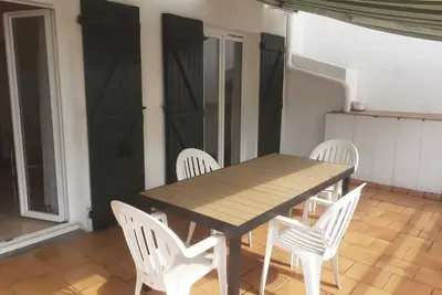 Image de Appartement plein centre ville avec grande terrasse et place de parking fermée