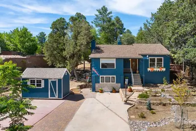 Image de Cottage on Park Ave! 1 mile to Whiskey Row. Whole house w/Casita, + park 5 cars