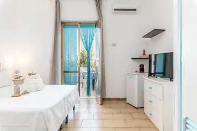 Image de 14 \"Il Porticciolo Vacanze\" Studio Apartment with a Veranda Overlooking the Garden 14