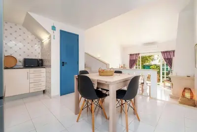 Image de Cosy 2bedroom townhouse 10mns from Olhos de Agua