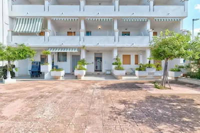 Image de 25 \"Il Porticciolo Vacanze\" Studio Apartment with a Veranda Overlooking the Garden 25