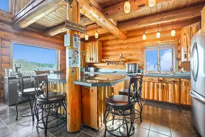 Image de Spacious 4-bedroom log cabin  In wonderful Belding with Ac sleeps 12 adults