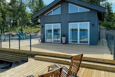 Image de Maison au bord de l'eau avec ponton près de l'île des Enfants, dans la région de Roslagen