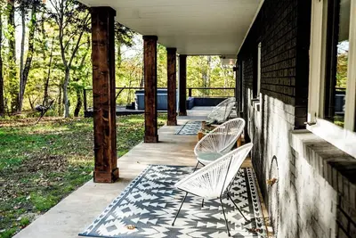 Image de Waterfall Farm - Sleeps 16 - Hot Tub, Fire Pit, Barn - 20 min to Asheville