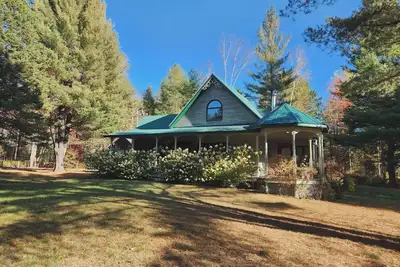 Image de Un petit chalet rustique entouré d'arbres et accès à une fermette d'alpagas!