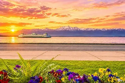 Serene Waterfront Escape - 2br with Mountain Views & A/C