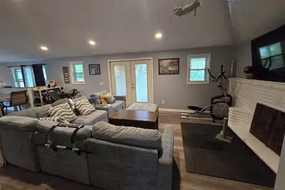 Image de pacious 3br Home, Theater, Sport Court & Backyard Oasis – Near Belden Village